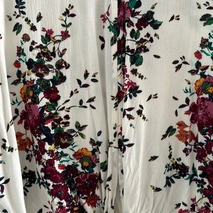 White and floral cropped blouse